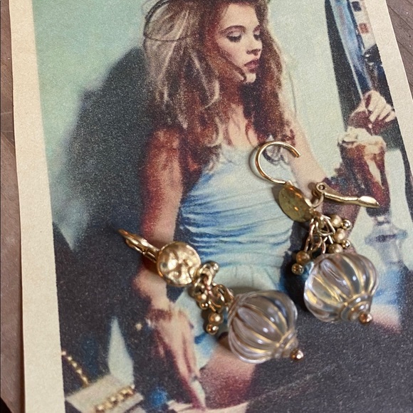 Vintage Gold Chandelier Earrings EUC - Picture 3 of 4